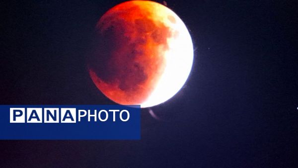 ماه در نقاب سایه زمین 