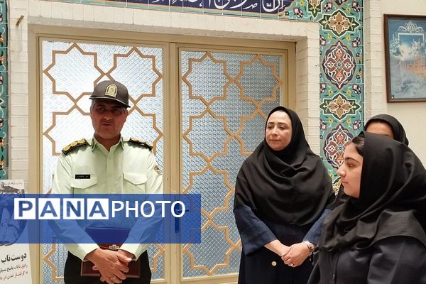برگزاری نمایشگاه شناخت خطرات و آسیب های جامعه به مناسبت هفته نیروی انتظامی در دبیرستان صدیقه طاهره ناحیه یک شهرری
