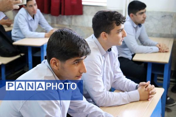 زنگ سپاس معلم در هنرستان احمدی روشن منطقه ۱۴ تهران با حضور وزیر نیرو نواخته شد