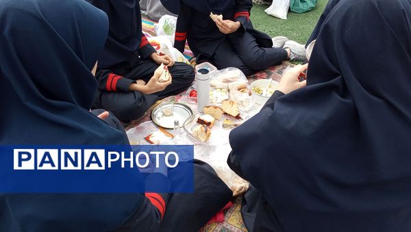 دختران شاد با صبحانه سالم در دبیرستان هیات امنایی فرزانگان ملارد