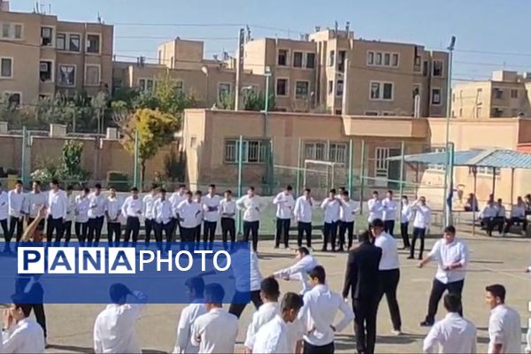 هیجان ورزشی با مسابقات کشتی و طناب‌کشی در دبیرستان حکیم ابوالقاسم فردوسی