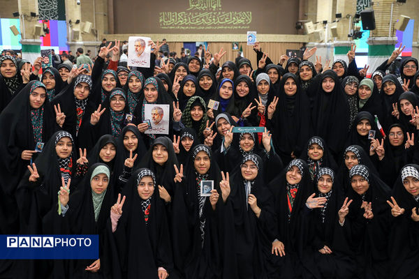 دیدار هزاران نفر از دانش‌آموزان و دانشجویان با رهبر انقلاب