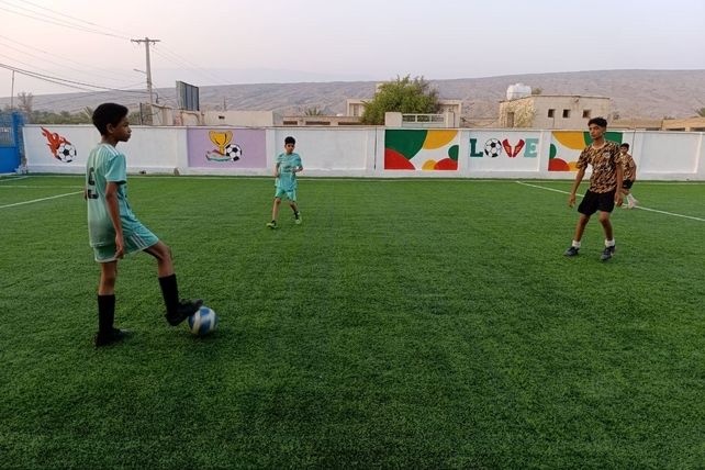 افتتاح زمین چمن مصنوعی آموزشگاه شهید مطهری مارم در فین