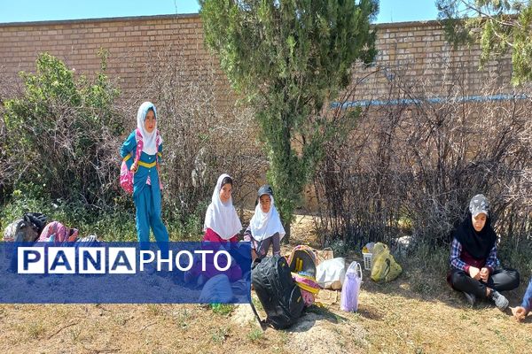 برگزاری اردوی درون مدرسه‌ای در مدرسه شهید معتمدی گزکوه