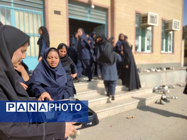 استقبال پرشور از شهید گمنام در هنرستان زهرای مرضیه بندرعباس