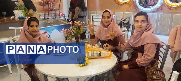 شیرینیِ دوستی اردوی دختران مهدیه در کارگاه شیرینی‌پزی کانون  امام خمینی(ره)