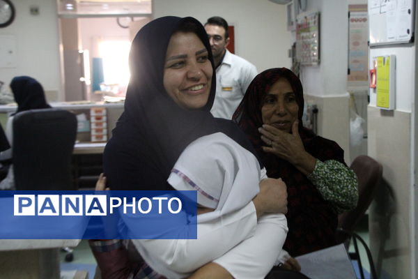 تقدیر دانشآموزان دبستان دخترانه صادقیان یزد از مادر پرستار