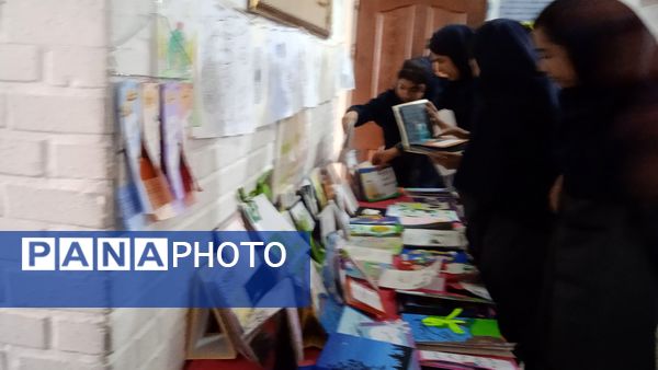 برگزاری نمایشگاه آثار هنری به مناسبت هفته معلم در دبیرستان صدیقه ۲