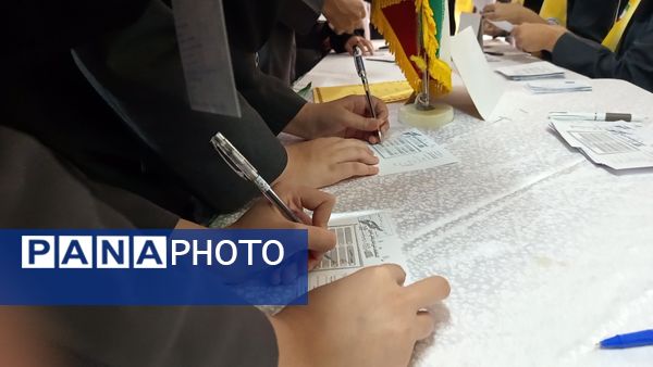 دانش آموزان دبیرستان صدیقه یک نمایندگان خود را برگزیدند 