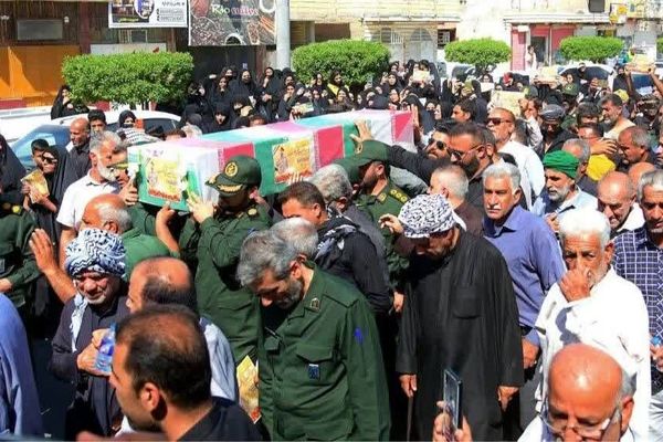 پیکر شهید بوخضیری بر روی دستان مردم آبادان تشییع شد