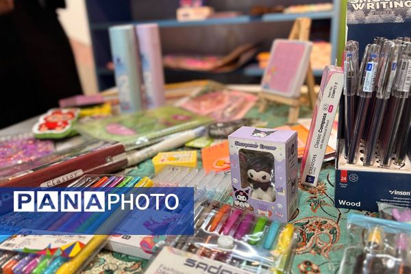 وقتی کتاب‌ها در مدرسه صف می‌کشند؛ استقبال پرشور دانش‌آموزان از نمایشگاه کتاب