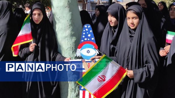 حضور پرشور نوجوانان و خانواده‌ها در سیزده آبان تجدید پیمان با انقلاب