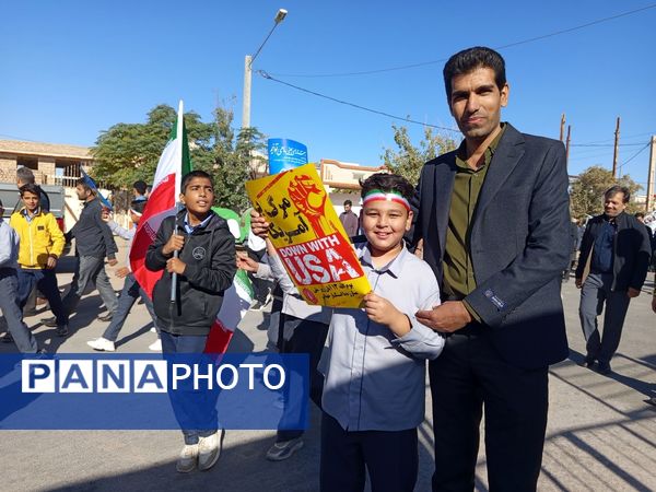 قدم‌های کوچک، ایمان‌های بزرگ؛ حضور باشکوه دانش‌آموزان دبستان برادران ابراهیمی‌نیا در ۱۳ آبان