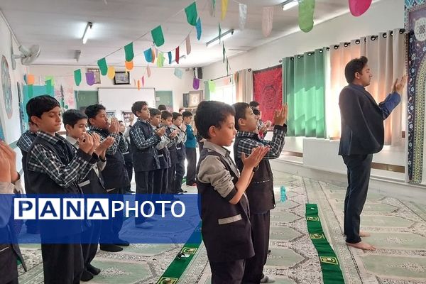 برگزاری نماز جماعت در دبستان شهید قلنبر ناحیه 2 شهرری 