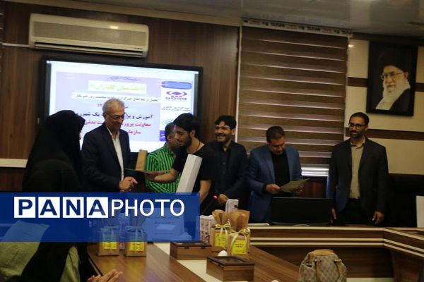 تجلیل از دانش‌آموز خبرنگاران پانا ناحیه یک شهرری به مناسبت روز خبرنگار