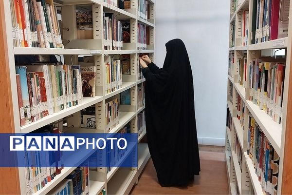 بازدید دانش‌آموزان از کتابخانه فرهنگسرای قلم در بهارستان‌دو