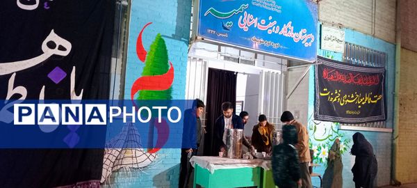 میزبانی دبیرستان سمیه از مردم به‌مناسبت ایام فاطمیه
