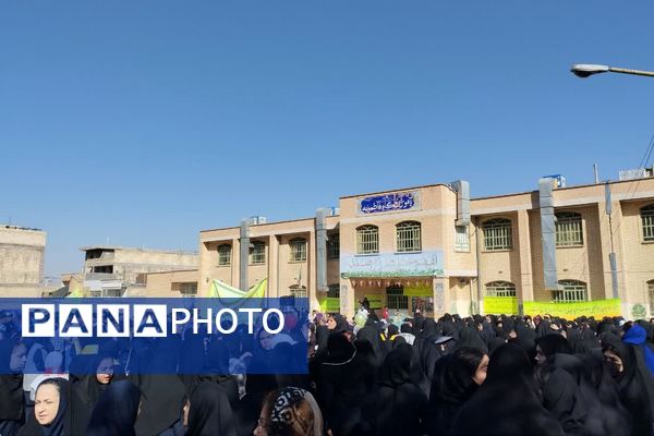 حضور دانش آموزان دبیرستان طالقانی داریون در تجمع ۱۳ آبان