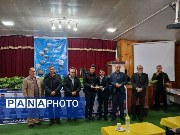 مراسم تقدیر از نفرات برتر دبیرستان نمونه‌ شهدای‌ سلمانشهر عباس‌آباد