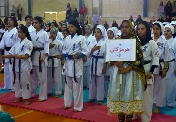 بانوان و آقایان بر سکوی نخست ایستادند  