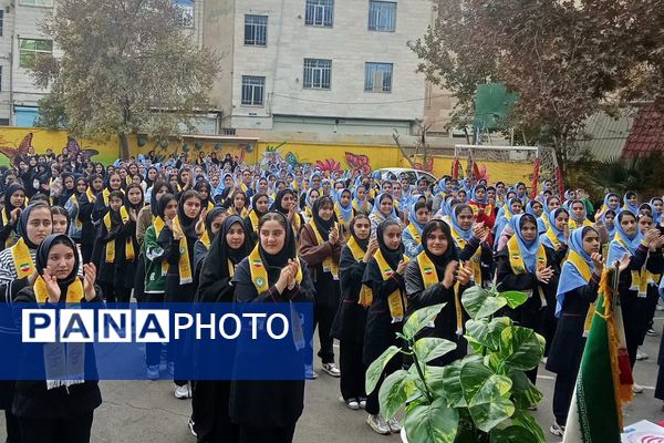 برگزاری همایش وطن‌یار در توحید یک؛ ادای احترام دانش‌آموزان به شهدای جنگ ۱۲روزه با حضور مادر «پسر آسمانی» عرشیان افشارمند در شهرستان قدس