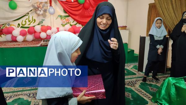 تقدیر از دانش آموزان فعال و تکریم همسر و فرزندان شهدای دبستان شاهد حاج تقی آقا بزرگ مشهد