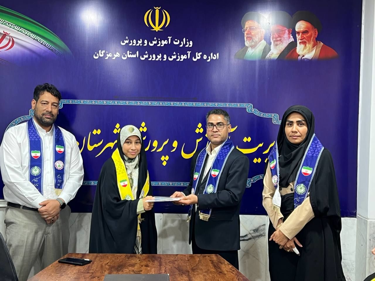 مراسم تجلیل از دانش‌آموز خبرنگاران بندرلنگه