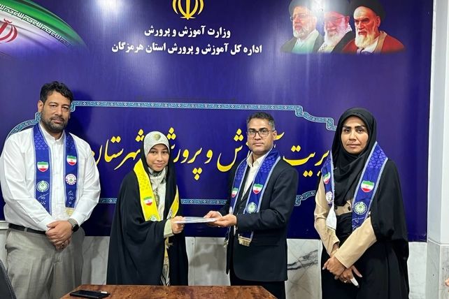مراسم تجلیل از دانش‌آموز خبرنگاران بندرلنگه
