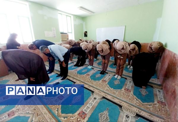 نماز جماعت در آموزشگاه شکوه زاویه فین