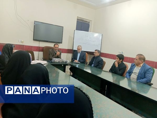 رونمایی از کتاب اولین گام مهمترین قدم در ابرکوه