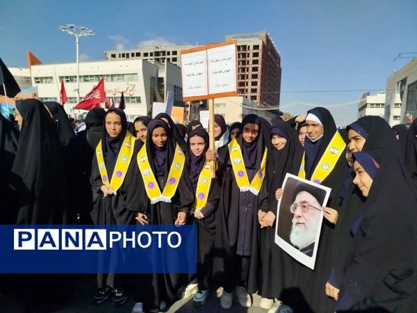 حضور پرشور دانش‌آموزان دبیرستان مهدی خدابنده در راهپیمایی ۱۳ آبان