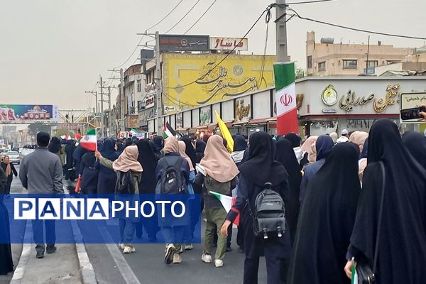 حضور دانش آموزان اسلامشهری در راهپیمایی ۱۳ آبان