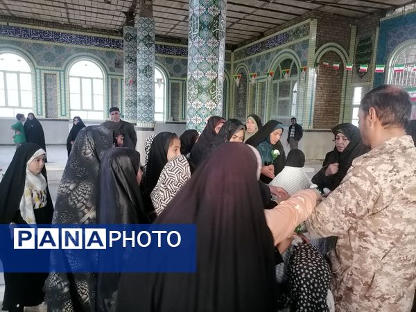نمایشگاه شهدایی وروایتگری راوی دفاع مقدس در گلزار شهدای شهر بار نیشابور 