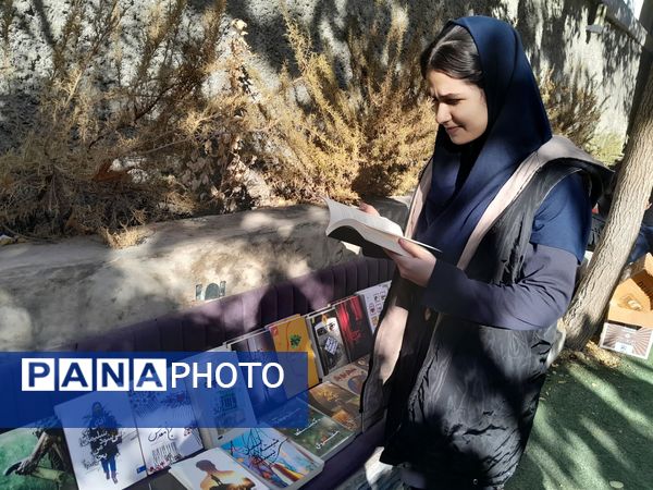 برپایی نمایشگاه کتاب در دبیرستان سلاله ناحیه یک کرج 
