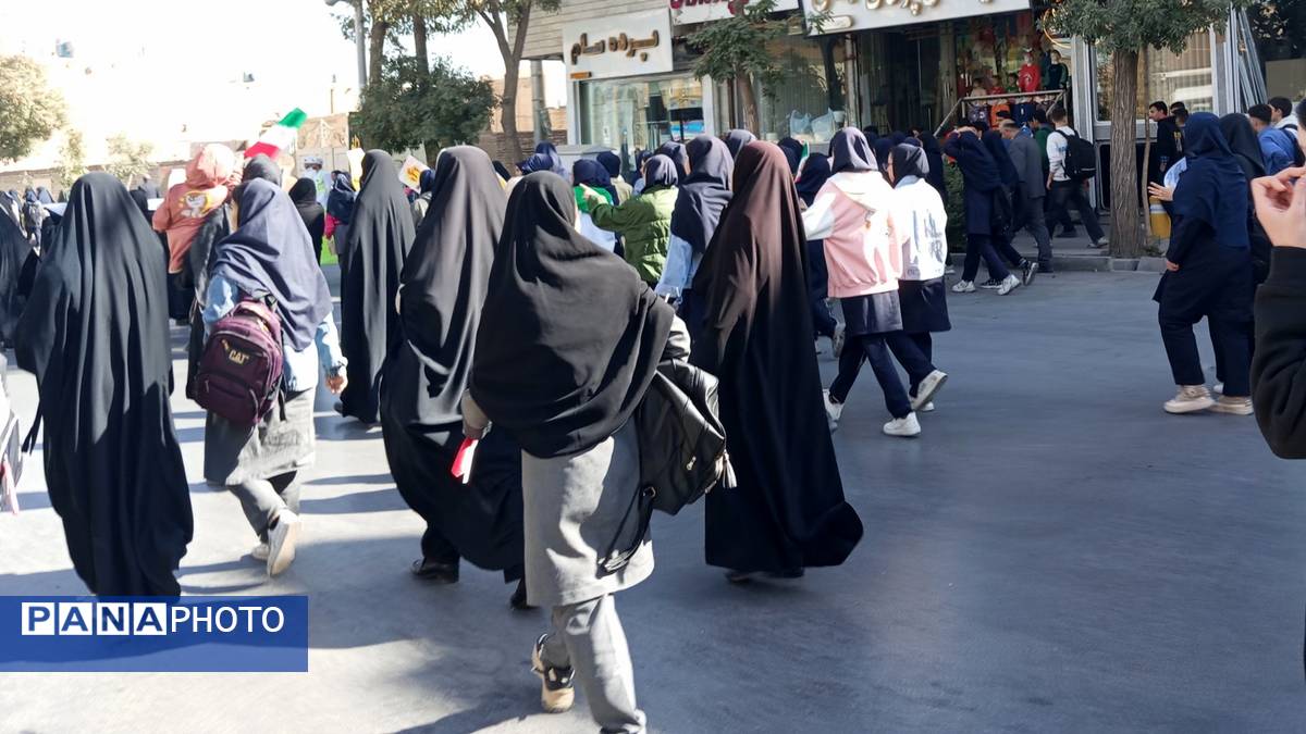 حضور پرشور دانش آموزان اراکی در یوم الله 13 آبان 