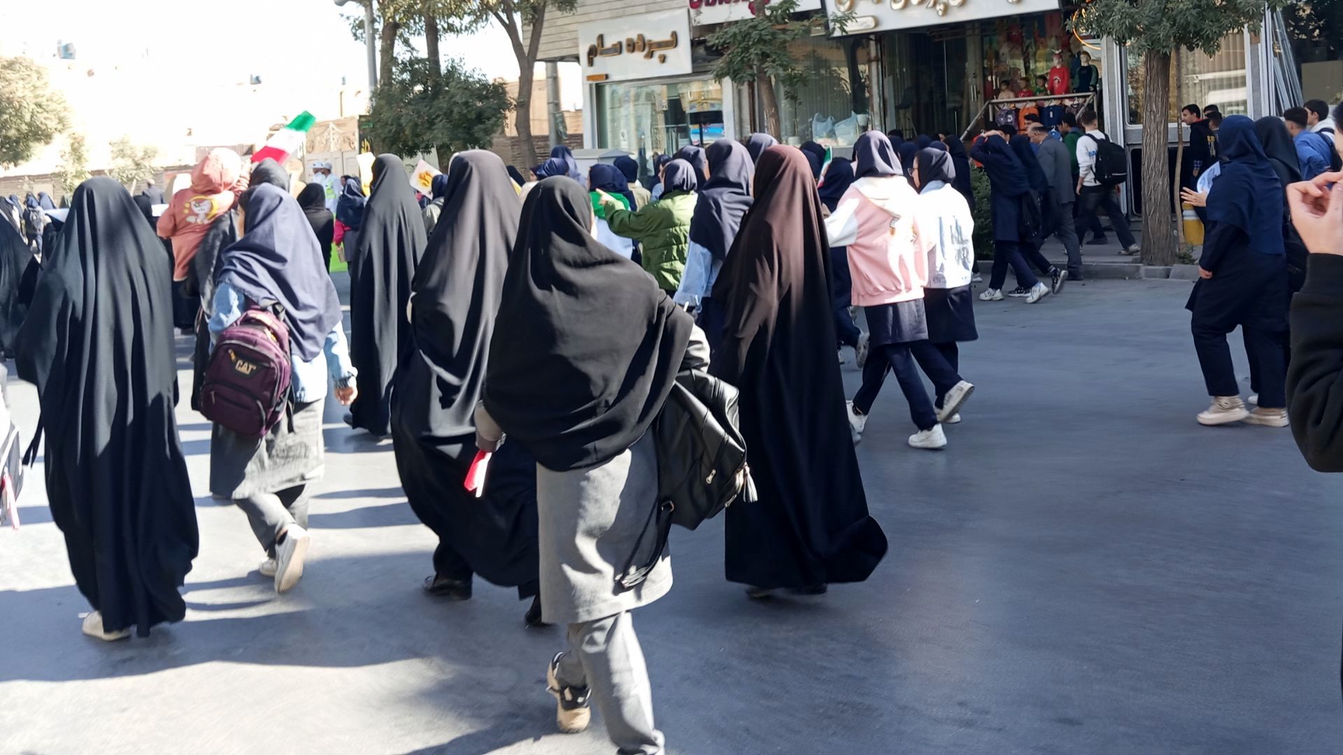 حضور پرشور دانش آموزان اراکی در یوم الله 13 آبان 