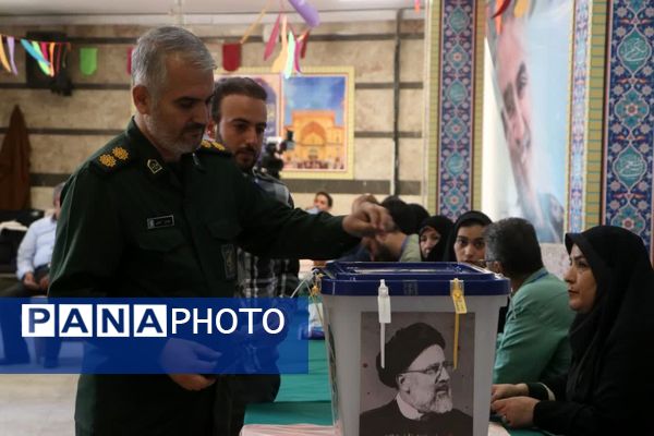 حضور پرشور مردم شهرستان ورامین و منطقه خیرآباد در پای صندق های رای
