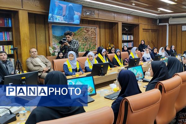 دیدار صمیمی استاندار کردستان با جمعی از دختران نخبه استان