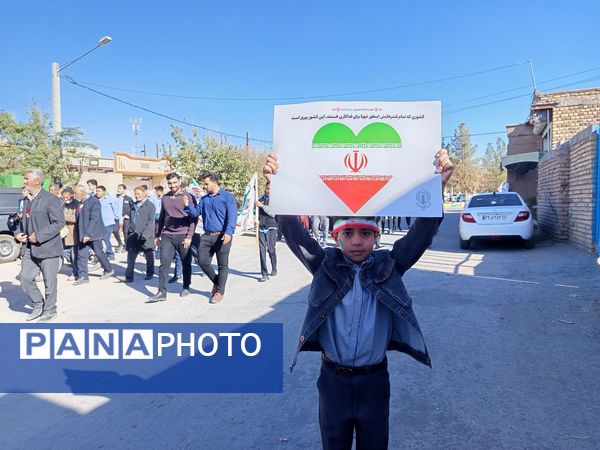 قدم‌های کوچک، ایمان‌های بزرگ؛ حضور باشکوه دانش‌آموزان دبستان برادران ابراهیمی‌نیا در ۱۳ آبان