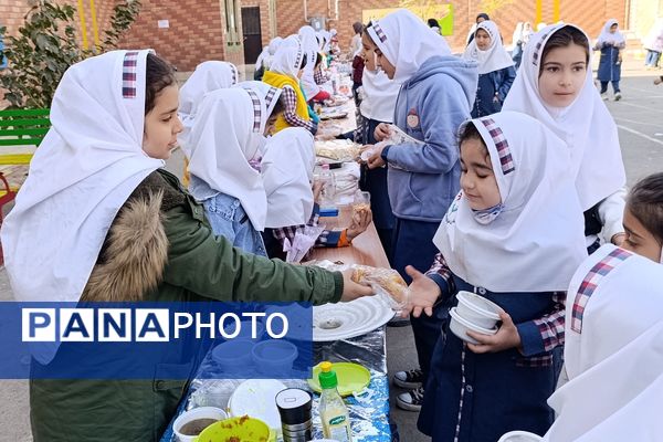 برپایی بازارچه کسب‌و‌کار در مدرسه شهدای پانزده خرداد قرچک