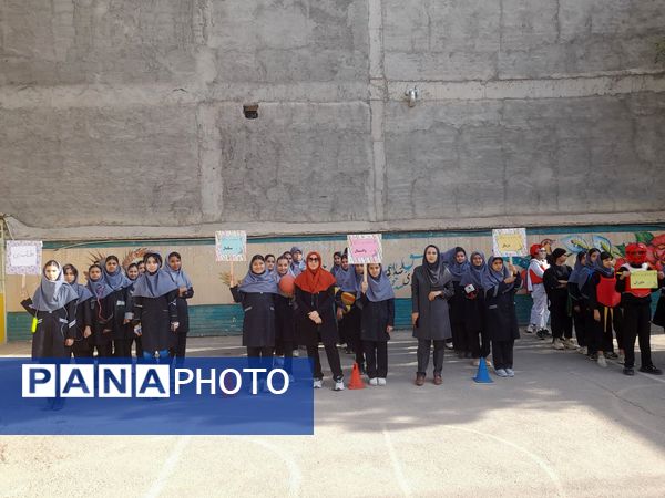حرکات ورزشی و نمایشی در افتتاحیه المپیاد درون مدرسه‌ای
