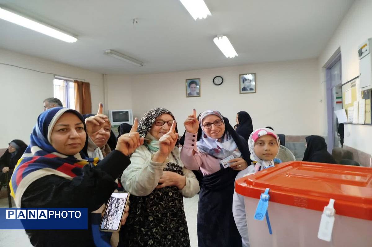 مردم شهرستان فاروج همدل و یکصدا پای صندوق‌های رأی 