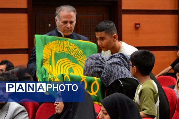 تجلیل از پسران ممتاز دبیرستان امام رضا در بهارستان‌دو