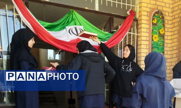 آغاز سال تحصیلی در دبیرستان نمونه زینب الکبری(س) قروه همراه با نواختن زنگ ایثار و مقاومت  