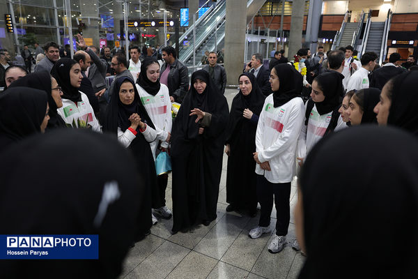 بازگشت طلایی‌پوشان بلندقامت دانش‌آموز ایران با کاپ قهرمانی