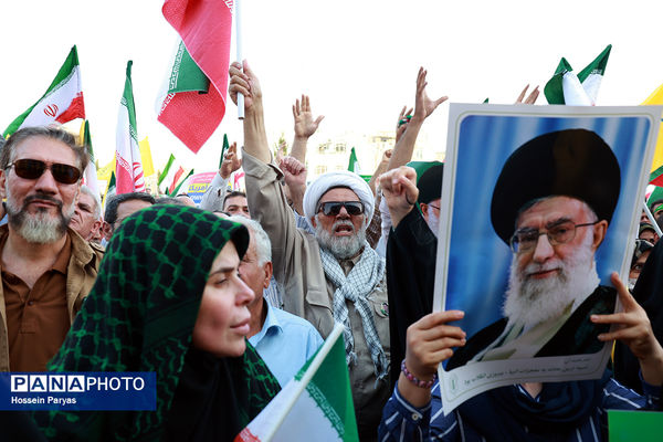 تجمع مردمی بشارت فتح در میدان انقلاب