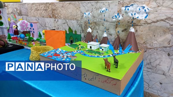 نمایشگاه هفته پژوهش در دبستان شاهد تحقیقی ناحیه ۶