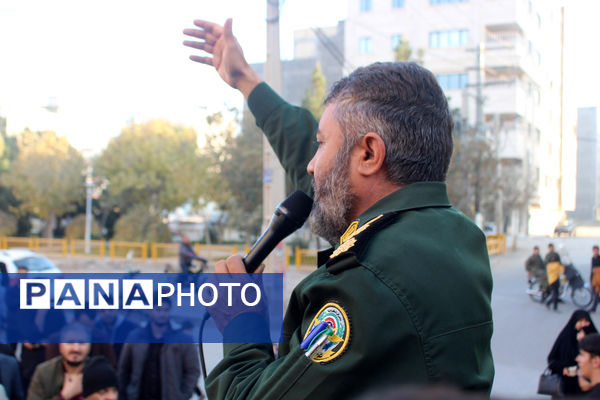 جلوه‌هایی از حضور نوجوانان در مراسم تشییع و خاکسپاری شهدای گمنام