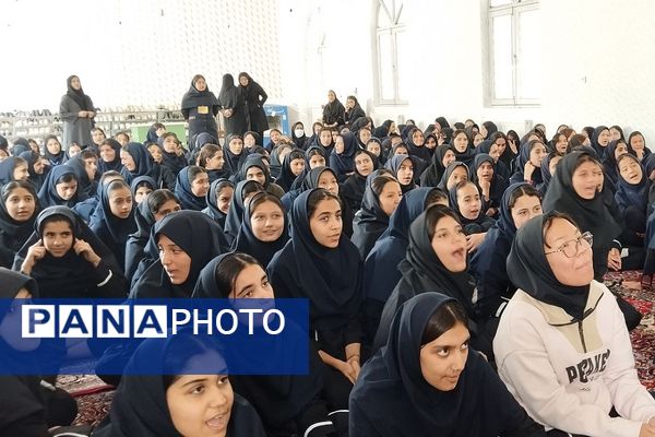 آشنایی با نیروی انتظامی گامی به سوی ارتقاء امنیت در مدرسه زکیه صباشهر