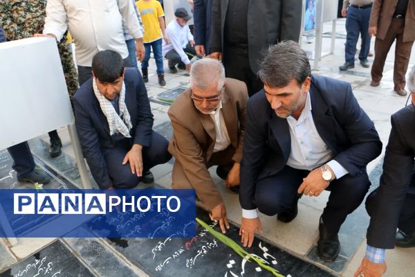 گلباران مزار شهدا به‌مناسبت هفته دفاع مقدس در آستان مقدس امامزاده بی‌بی سکینه ملارد